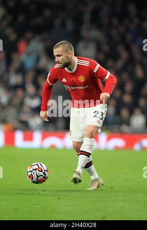 Luke Shaw di Manchester United in azione. Premier League Match, Tottenham Hotspur contro Manchester Utd al Tottenham Hotspur Stadium di Londra sabato 30 ottobre 2021. Questa immagine può essere utilizzata solo a scopo editoriale. Solo per uso editoriale, licenza richiesta per uso commerciale. Nessun uso in scommesse, giochi o un singolo club / campionato / giocatori pubblicazioni. pic di Steffan Bowen / Andrew Orchard sport fotografia / Alamy Live news Foto Stock