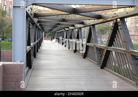 Struttura in legno dei ponti sulla Ronda del Litoral a Barcellona, Catalunya, Spagna, Europa Foto Stock