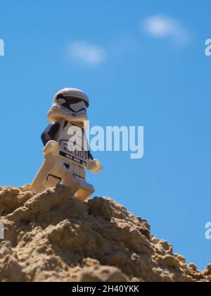 Chernihiv, Ucraina, 13 luglio 2021. Un stormtrooper imperiale di plastica di Star Wars su un cielo trasparente sfondo. Primo piano Minifigure. A titolo illustrativo Foto Stock