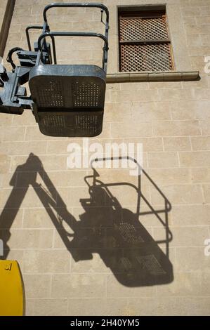 Sollevamento del braccio articolato semovente al lavoro. Cestino sulle ombre Foto Stock