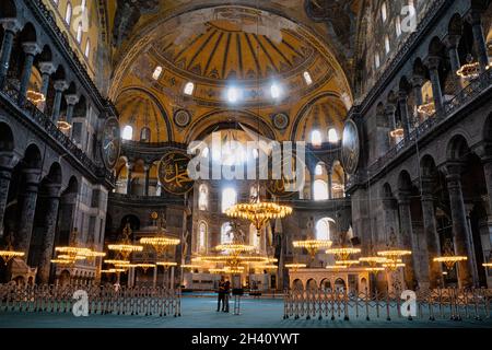 ISTANBUL, TURCHIA - 9 AGOSTO 2021: Interno della moschea di Hagia Sophia nel distretto di Sultanahmet Foto Stock