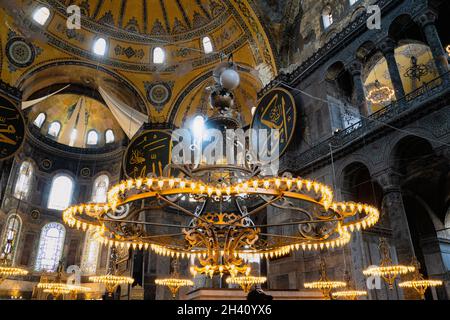 ISTANBUL, TURCHIA - 9 AGOSTO 2021: Primo piano dei lampadari all'interno della moschea di Hagia Sophia nel distretto di Sultanahmet Foto Stock