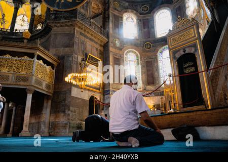 ISTANBUL, TURCHIA - 9 AGOSTO 2021: Persone che pregano nella moschea di Hagia Sophia nel distretto di Sultanahmet Foto Stock