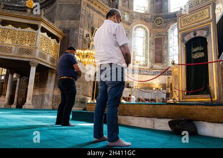 ISTANBUL, TURCHIA - 9 AGOSTO 2021: Persone che pregano nella moschea di Hagia Sophia nel distretto di Sultanahmet Foto Stock