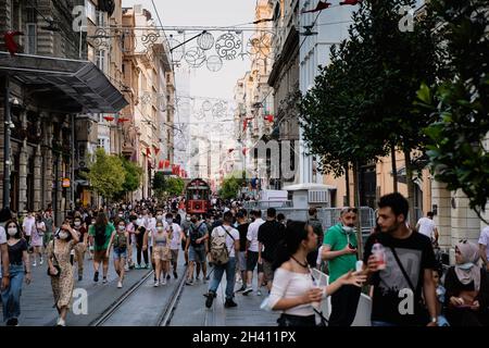 ISTANBUL, TURCHIA - 18 LUGLIO 2021: L'iconico tram rosso Taksim Tunel Nostalgia sulla strada per Piazza Taksim passando da persone che camminano sul viale Foto Stock