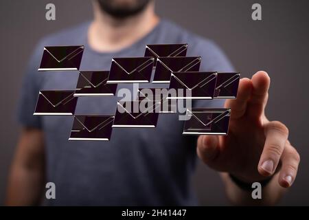 Un rendering 3D delle icone della posta in arrivo che galleggiano sulla mano di un uomo d'affari Foto Stock