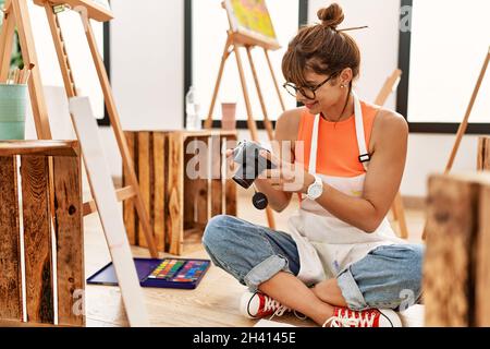 Giovane ispanica donna fare foto per disegnare in studio d'arte Foto Stock