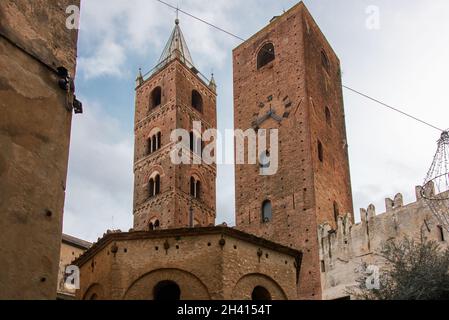 Torri nel borgo medievale di Albenga Foto Stock