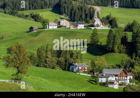 Vista autunnale del paese montano di Santa Maddalena, Val di Funes, Alto Adige, Italia Foto Stock