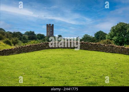 Broadway Tower vicino al villaggio di Broadway. Si trova su Beacon Hill, il secondo punto più alto dei Cotswolds. Foto Stock