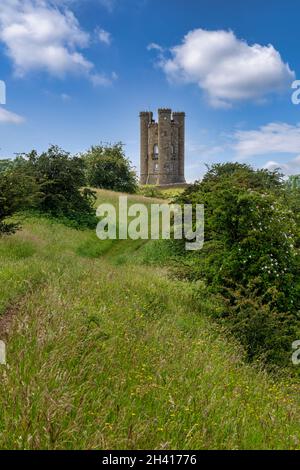 Broadway Tower vicino al villaggio di Broadway. Si trova su Beacon Hill, il secondo punto più alto dei Cotswolds. Foto Stock