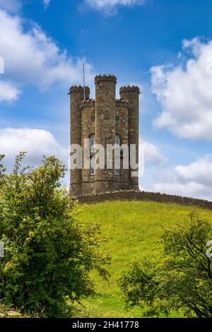 Broadway Tower vicino al villaggio di Broadway. Si trova su Beacon Hill, il secondo punto più alto dei Cotswolds. Foto Stock