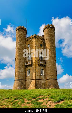 Broadway Tower vicino al villaggio di Broadway. Si trova su Beacon Hill, il secondo punto più alto dei Cotswolds. Foto Stock