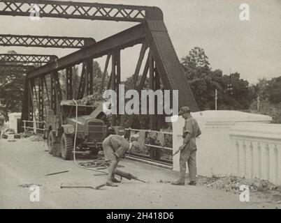 Una foto d'epoca del 1942 che mostra un esercito britannico che si prepara a distruggere un ponte vicino a Kuala Lumpur Malaya come parte della politica della terra bruciata per rallentare l'avanzamento giapponese sulla penisola malese Foto Stock