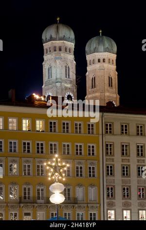 Le torri della Frauenkirche di Monaco di Notte Foto Stock