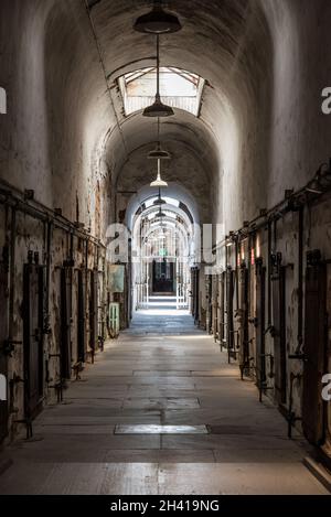 Corridoio con celle nel vecchio penitantiario di stato orientale abbandonato, USA Foto Stock