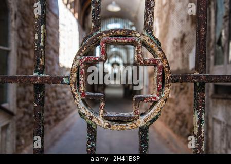 Cancello e corridoio del tratto dell'ospedale nel penitenziario di stato orientale, Philadelphia Foto Stock