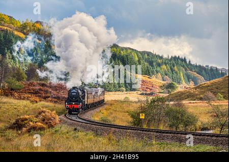 La ferrovia a vapore Jacobite Fort William a Mallaig, passando attraverso Glen Finnan e il treno a vapore LMS Class 5MT Lancashire Fusilier Foto Stock