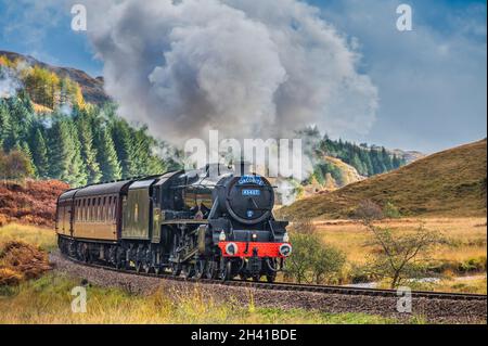 La ferrovia a vapore Jacobite Fort William a Mallaig, passando attraverso Glen Finnan e il treno a vapore LMS Class 5MT Lancashire Fusilier Foto Stock