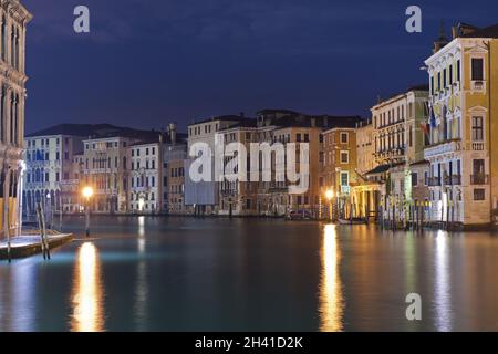 Vista notturna del canale grande Foto Stock