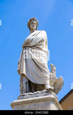 Statua di Dante Alighieri a Firenze, regione Toscana, Italia, con un incredibile sfondo blu cielo. Foto Stock