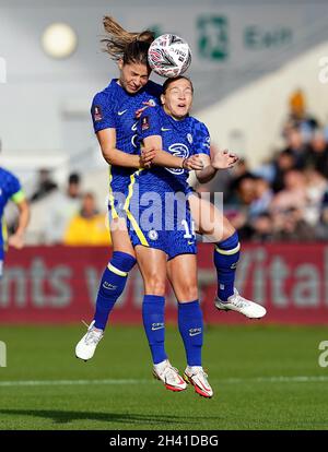 Fran Kirby di Chelsea (a destra) e il compagno di squadra Melanie Leupolz gareggiano per la stessa palla in aria durante la partita di semifinale della Vitality Women's fa Cup all'Academy Stadium di Manchester. Data foto: Domenica 31 ottobre 2021. Foto Stock