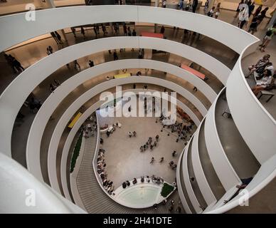 Atrio e scale al famoso museo Guggenheim di New York, USA Foto Stock