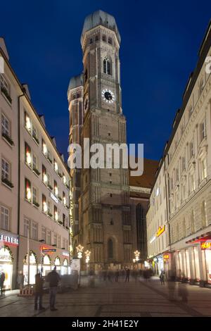 Le torri della Frauenkirche di Monaco di Notte Foto Stock