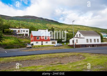 Edifici nel villaggio di Eskifjordur nell'Islanda orientale Foto Stock