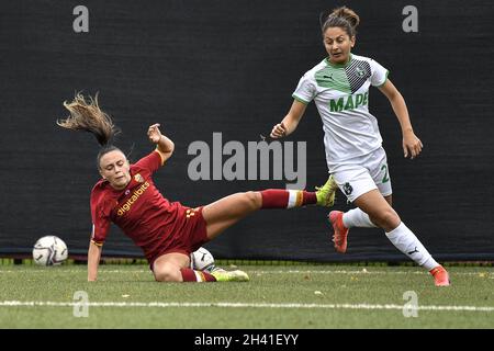 Roma, Italia. 31 ottobre 2021. Annamaria Serturini di AS Roma Women ed Erika Santoro degli Stati Uniti Sassuolo Calcio durante la Serie A match tra A.S. Roma Women e US Sassuolo Calcio allo stadio Agostino di Bartolomei Trigoria il 31 ottobre 2021 a Trigoria, Italia. Credit: Live Media Publishing Group/Alamy Live News Foto Stock