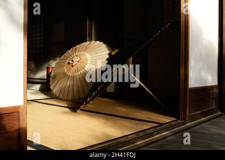 iida, nagano, giappone 2021-31-10 , Ajimagasa ha realizzato gli ombrelli giapponesi di carta evento ed esposizione, dove i produttori tradizionali locali espongono il loro cr Foto Stock