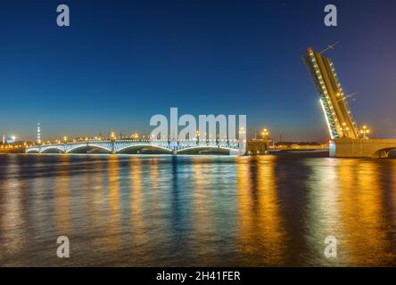 Fiume Neva e ponte aperto Troitsky - San Pietroburgo Russia Foto Stock