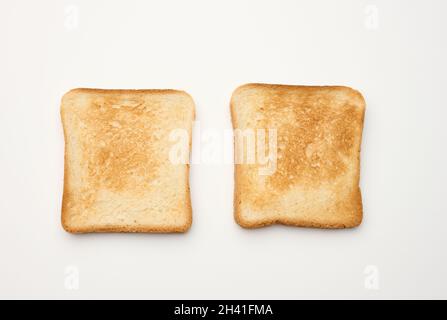 Fette quadrate di pane a base di farina di grano bianco tostate con tostapane, vista dall'alto Foto Stock