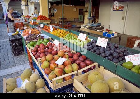 Frutta e verdura fresca della Grecia nel mercato centrale della città di Salonicco Foto Stock