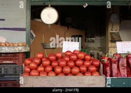 Frutta e verdura fresca della Grecia nel mercato centrale della città di Salonicco Foto Stock