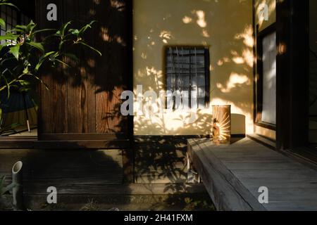 iida, nagano, giappone 2021-31-10 , Ajimagasa ha realizzato gli ombrelli giapponesi di carta evento ed esposizione, dove i produttori tradizionali locali espongono il loro cr Foto Stock