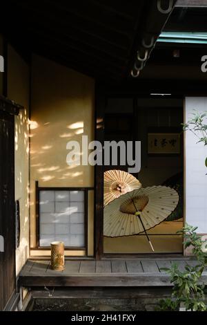 iida, nagano, giappone 2021-31-10 , Ajimagasa ha realizzato gli ombrelli giapponesi di carta evento ed esposizione, dove i produttori tradizionali locali espongono il loro cr Foto Stock