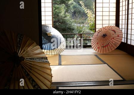 iida, nagano, giappone 2021-31-10 , Ajimagasa ha realizzato gli ombrelli giapponesi di carta evento ed esposizione, dove i produttori tradizionali locali espongono il loro cr Foto Stock