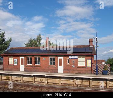 Vista dell'edificio della stazione ferroviaria di arnside vicino grange su sabbia in cumbria Foto Stock