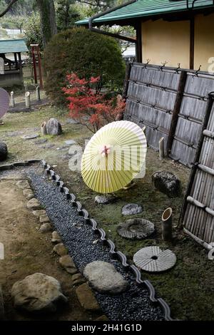 iida, nagano, giappone 2021-31-10 , Ajimagasa ha realizzato gli ombrelli giapponesi di carta evento ed esposizione, dove i produttori tradizionali locali espongono il loro cr Foto Stock