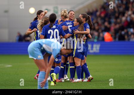 Melanie Leupolz (terza a destra) di Chelsea celebra il secondo gol della partita con i compagni di squadra durante la partita di semifinale della Vitality Women's fa Cup all'Academy Stadium di Manchester. Data foto: Domenica 31 ottobre 2021. Foto Stock