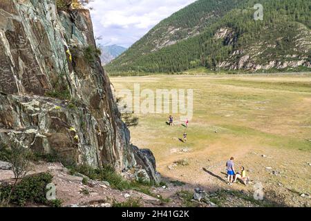 19 Luglio 2019 - Russia, Repubblica Altai, quartiere Ongudaysky, Kalbak-Tash, sculture rupestri di persone antiche a Kalbak-Tash, vicino alle rocce, i viaggiatori sono Foto Stock