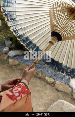 iida, nagano, giappone 2021-31-10 , Ajimagasa ha realizzato gli ombrelli giapponesi di carta evento ed esposizione, dove i produttori tradizionali locali espongono il loro cr Foto Stock