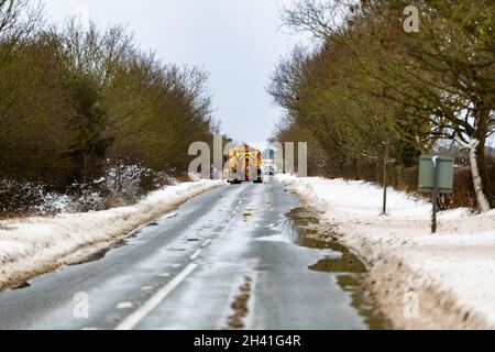 Woodbridge Suffolk UK Febbraio 09 2021: Un camion del consiglio con un grande spazzaneve che sgombrano strade rurali che sono state bloccate da sn Foto Stock