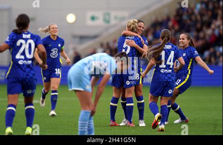 Melanie Leupolz (terza a destra) di Chelsea celebra il secondo gol della partita con i compagni di squadra durante la partita di semifinale della Vitality Women's fa Cup all'Academy Stadium di Manchester. Data foto: Domenica 31 ottobre 2021. Foto Stock