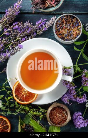 Una tazza di tè con frutta secca, fiori ed erbe, sparato dall'alto Foto Stock
