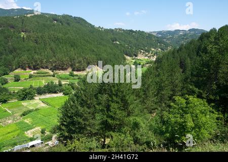 Paesaggio della catena montuosa dei Rodopi in Grecia a nord di Xanthi nell'Europa sudorientale Foto Stock