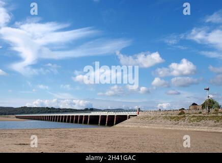 Vista della spiaggia di arnside con il viadotto ferroviario leven e il fiume nella zona sud dei laghi di cumbria Foto Stock