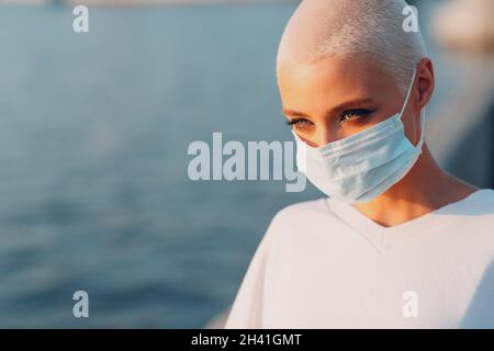 Milleniale giovane donna bionda capelli corti all'aperto sorridente ritratto. Foto Stock