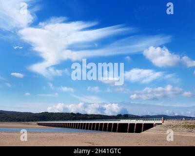 Vista della spiaggia di arnside con il viadotto ferroviario leven e il fiume nella zona sud dei laghi di cumbria Foto Stock